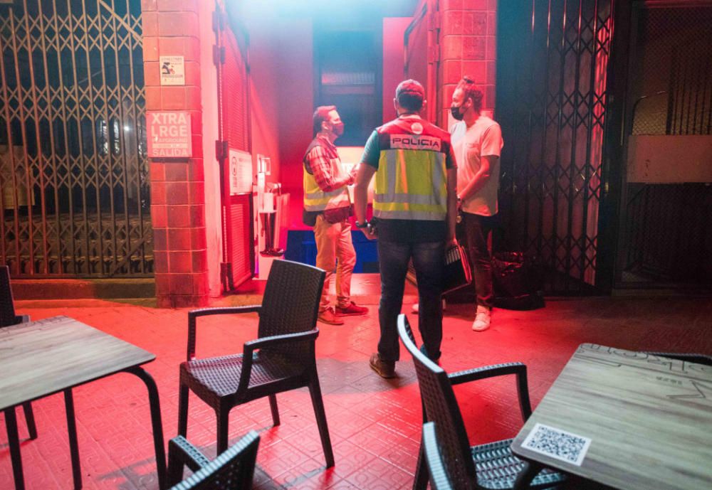 La policía inspecciona pubs y discotecas de València por el coronavirus