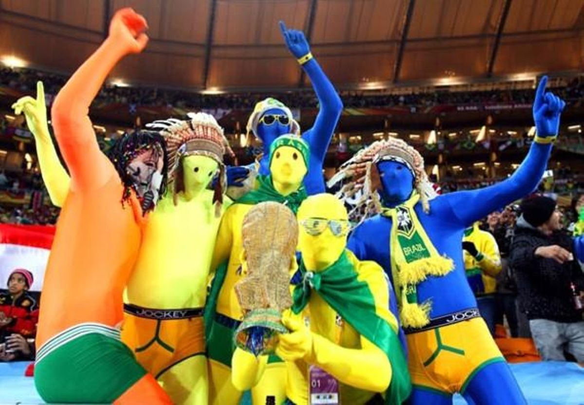 Aficionats brasilers es diverteixen en la victòria davant Costa d’Ivori.