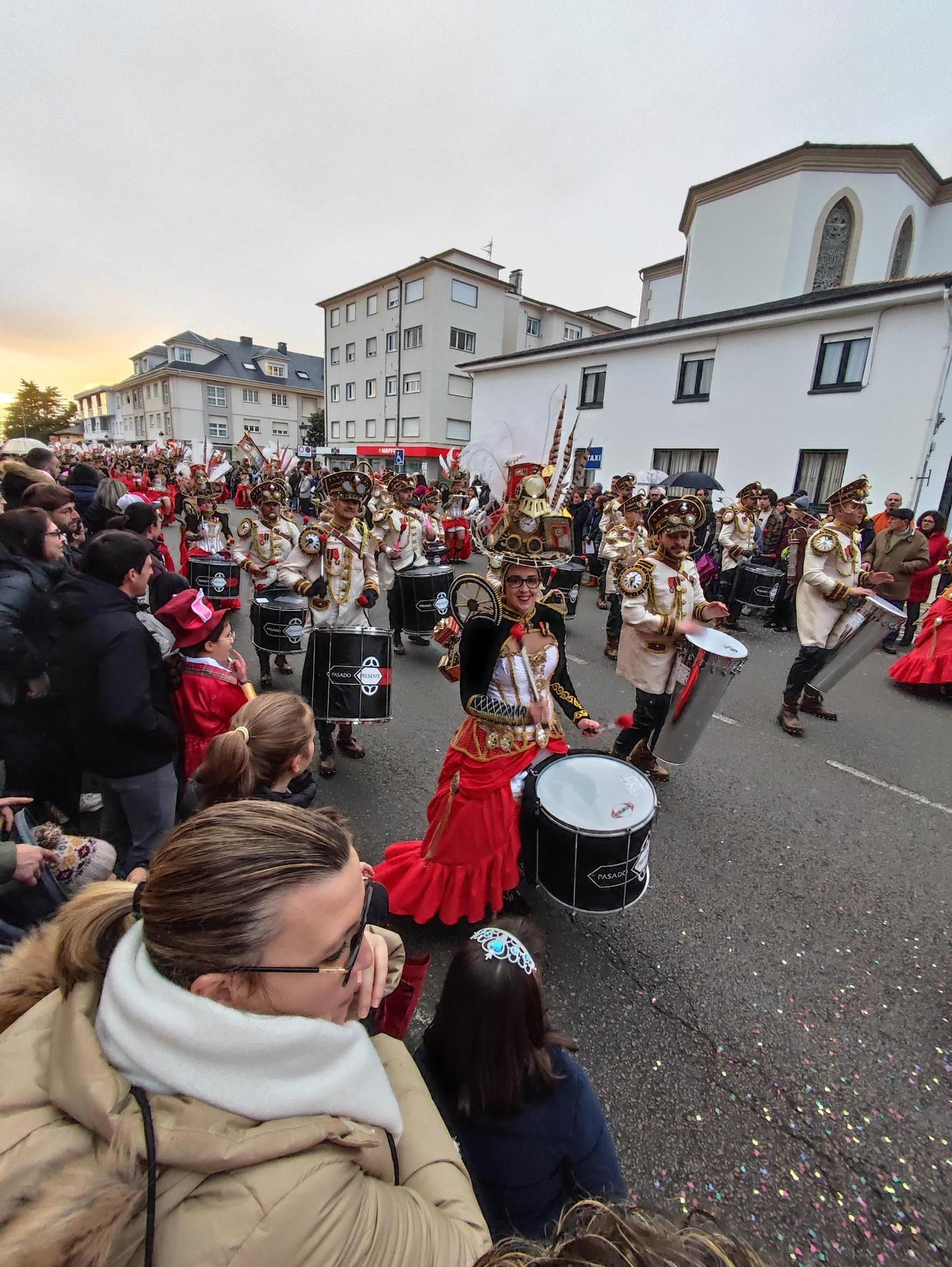 En imágenes: Las calles de Tapia se llenan para ver su vistoso desfile de Carnaval