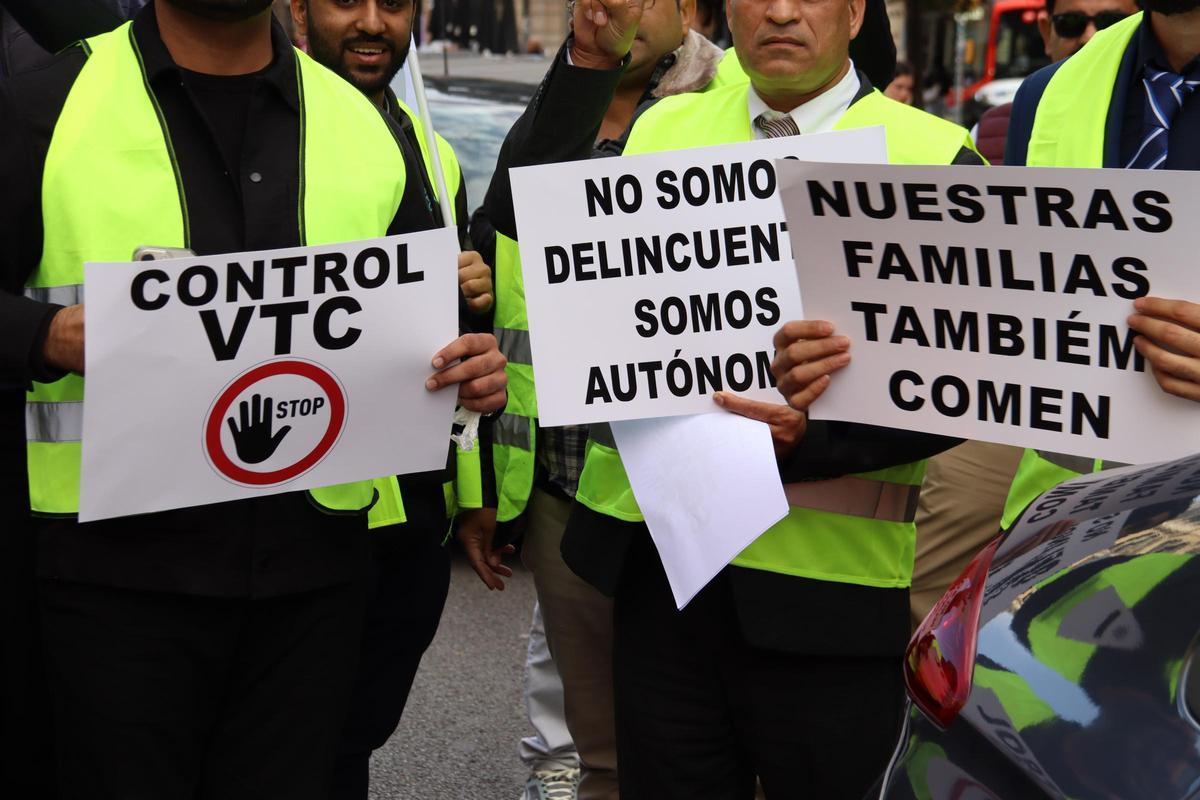 Protesta de conductores de VTC por el centro de Barcelona, a finales de 2023