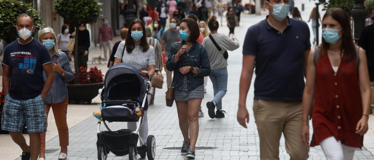 Gente por la calle con mascarilla