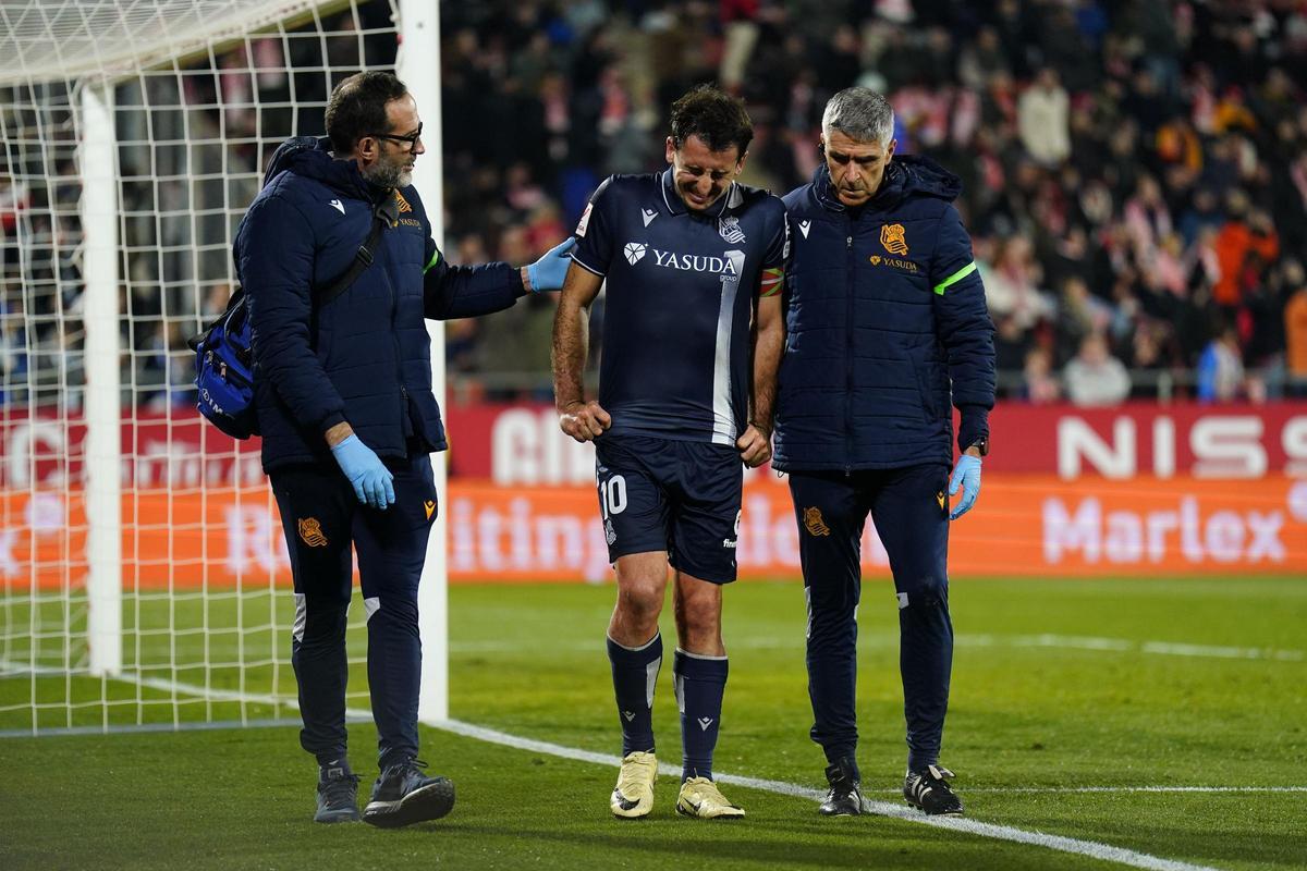 奥亚扎瓦尔膝盖受伤，在比赛结束前不久退役