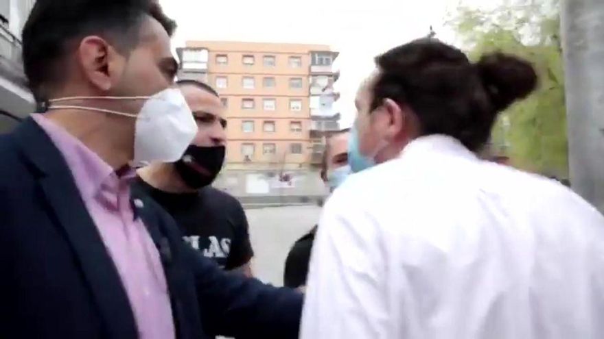 Iglesias se encara a varios manifestantes que le recibían con un saludo fascista