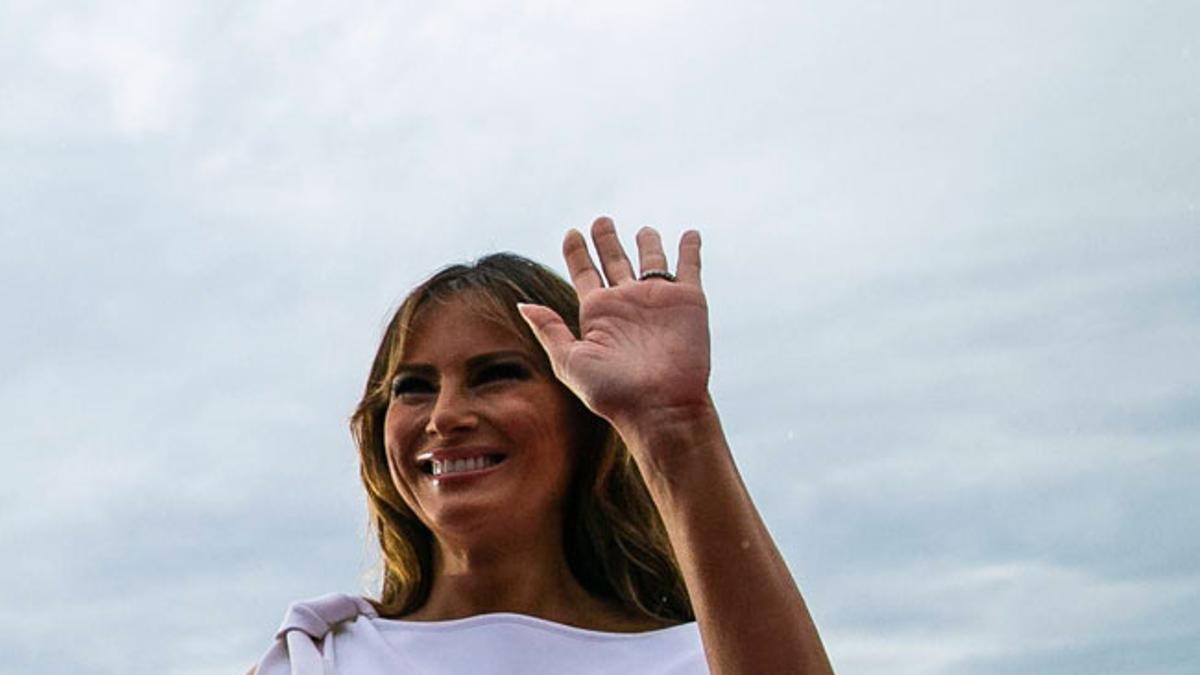 Melania Trump con vestido blanco de Carolina Herrera