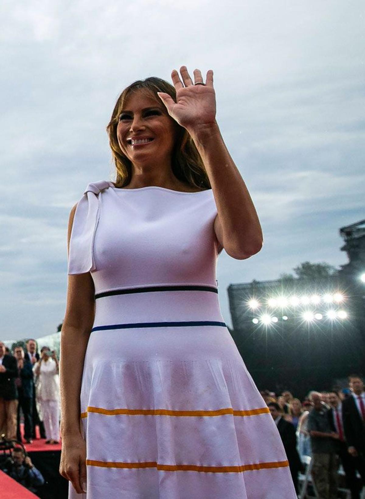 Melania Trump con vestido blanco de Carolina Herrera