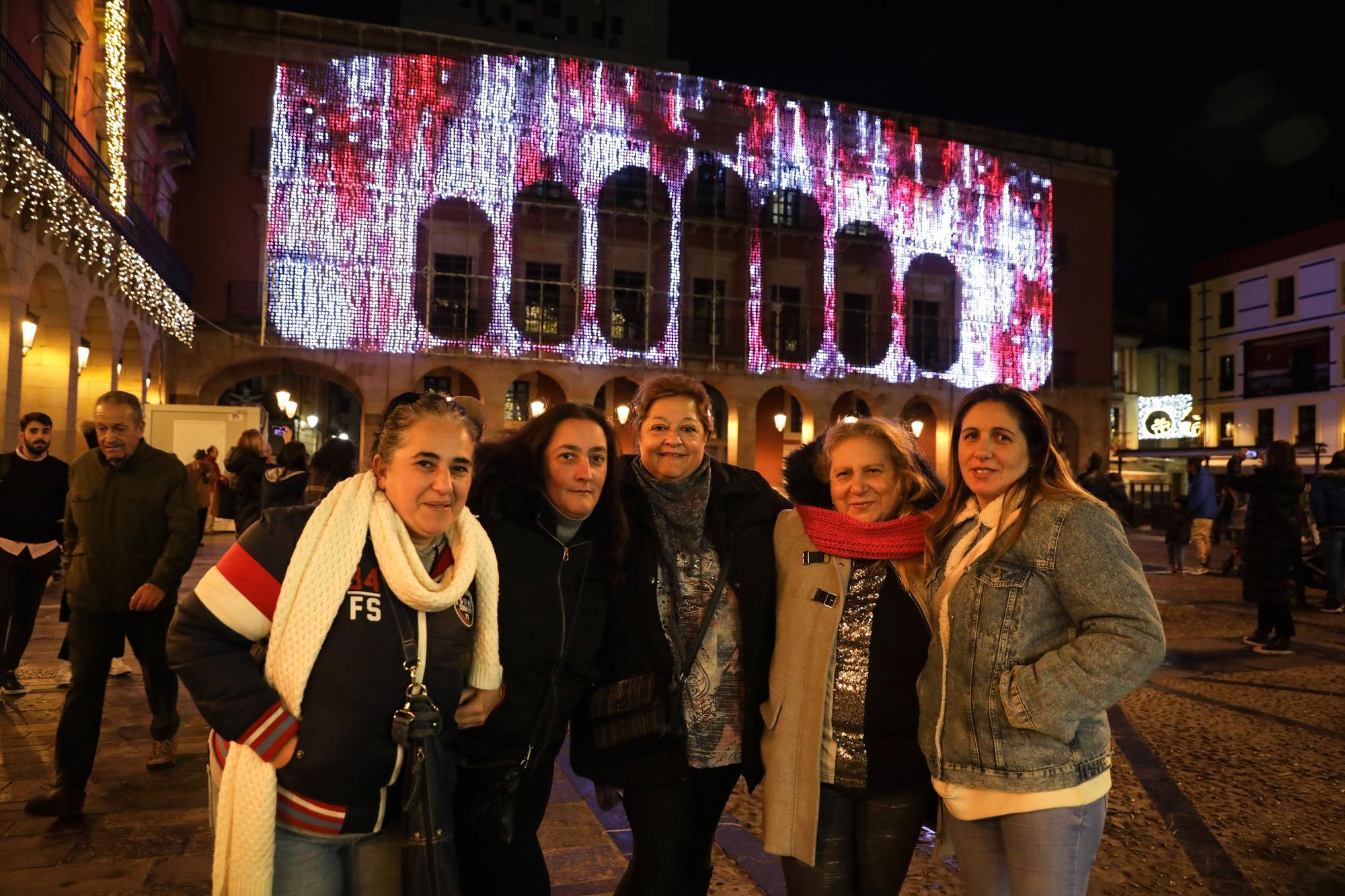 En imágenes: Los pases de luz y sonido en la plaza Mayor y el Parchís, el éxito de estas Navidades