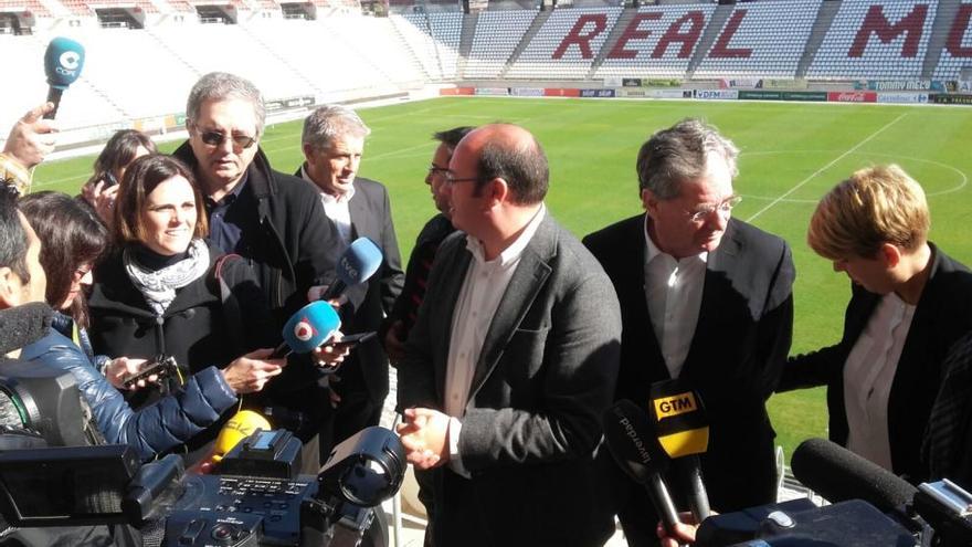 El presidente charla con los medios en el estadio de la Nueva Condomina