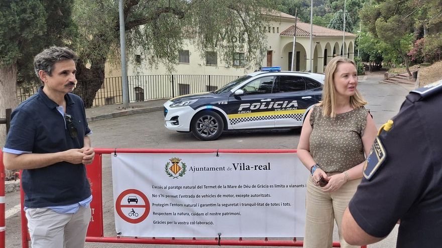 Los concejales de Seguridad (Toni Marín) y Servicios Públicos (Maria Fajardo) supervisaron la instalación de la valla que sirve para bloquear el acceso a los vehículos de motor al paraje natural del Termet.