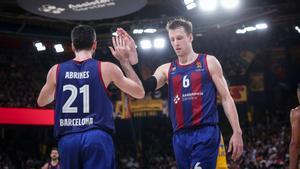 Álex Abrines y Jan Vesely, en el triunfo del Barça ante Maccabi