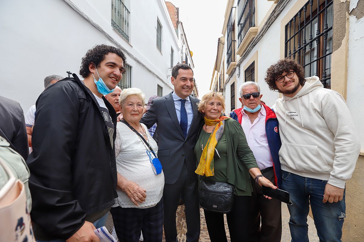 Juanma Moreno vuelve a Córdoba para visitar los Patios