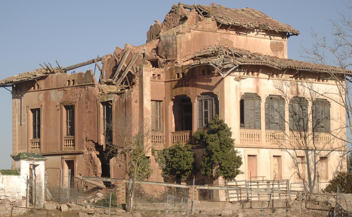 La Torre Lluvià abans de ser restaurada, l'any 2012
