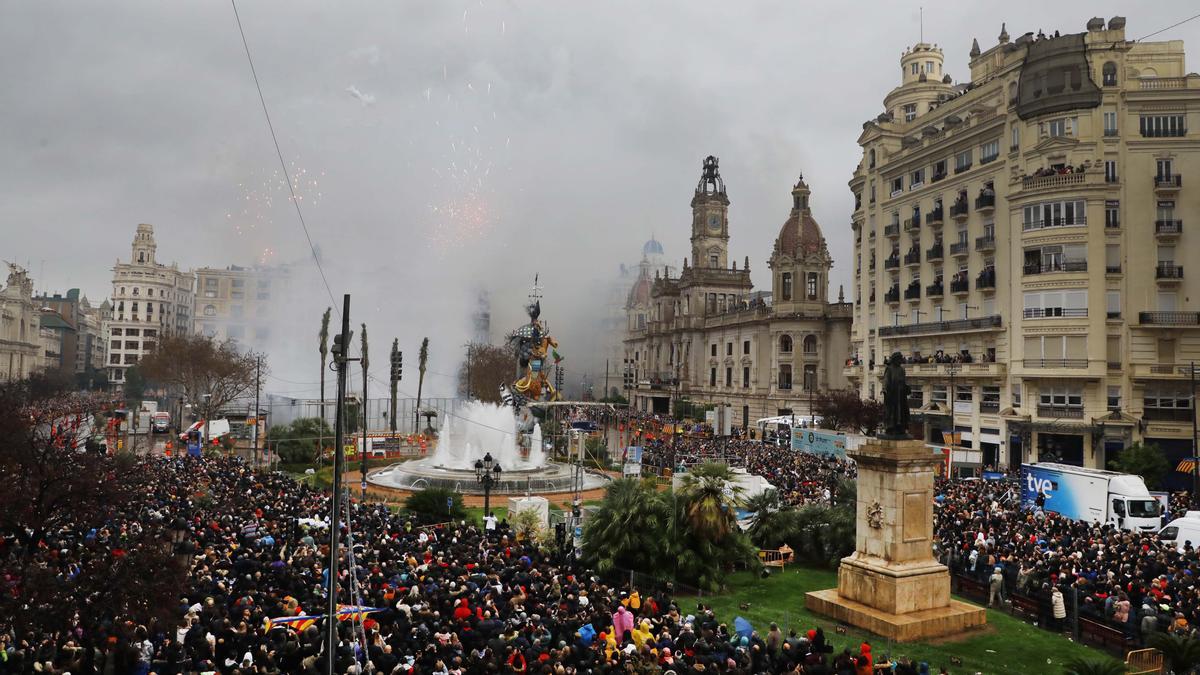 Mascletà desde la Plaza del Ayuntamiento de València.