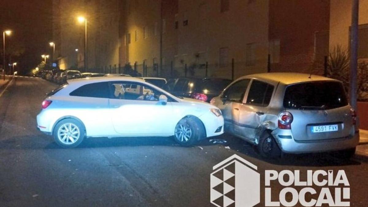 Choca contra dos coches aparcados en Santa Cruz de Tenerife.