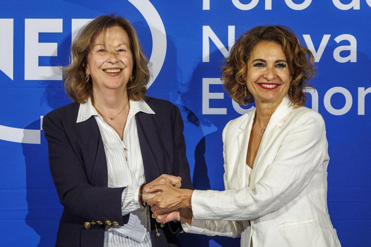 GRAFAND2934. SEVILLA, 07/04/2026.- La candidata del PSOE a la presidencia de la Junta de Andalucía, María Jesús Montero, y la exdiputada socialista Carmen Romero (i), se saludan durante su participación hoy martes en el desayuno informativo organizado por Nueva Economía Fórum en Sevilla. EFE/ Julio Muñoz