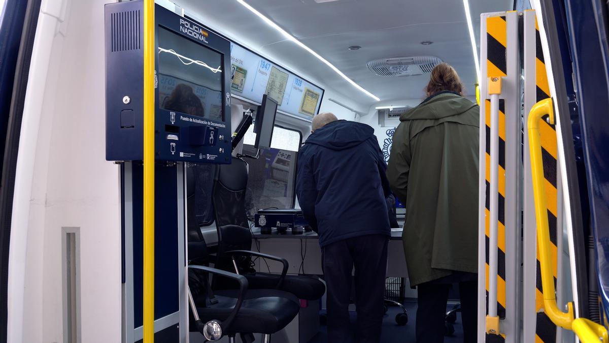 Interior de una de las unidades móviles de documentación situada en la Praza do Obradoiro