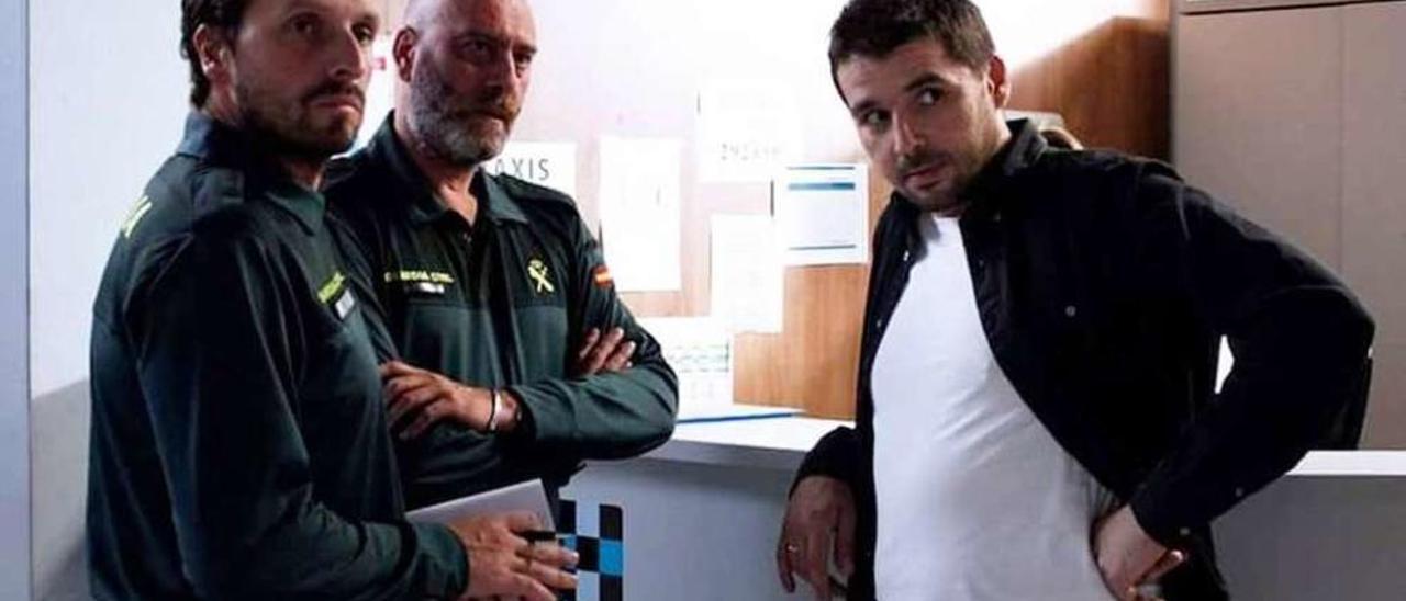 Javier Estévez (primero por la izquierda), caracterizado de guardia civil en la serie Urxencia Cero.