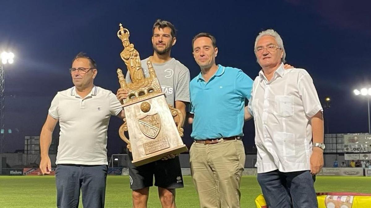 De la Nava, capitán de Unionistas, con el trofeo junto con Fernando Marcos, Luciano Huerga y Pedro Gallego. | |  CEDIDA