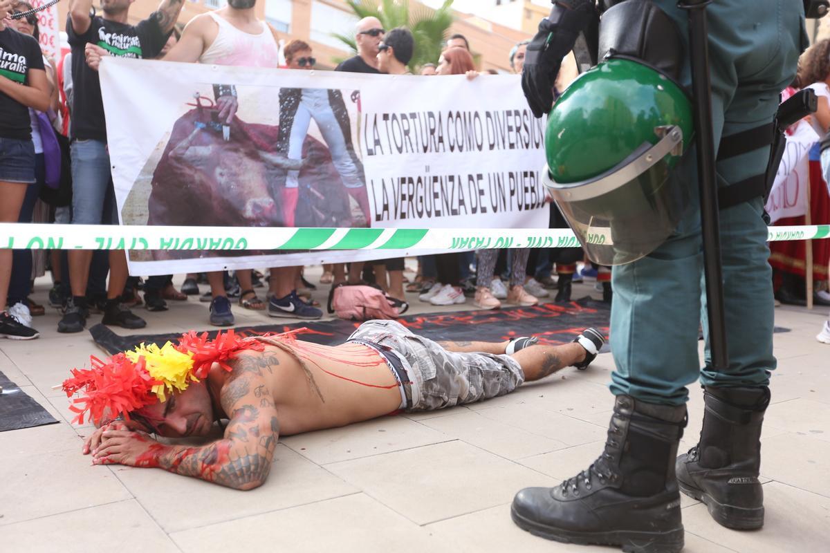 Protesta antitaurina frente a la plaza de toros en la última corrida de Villena hace cinco años.