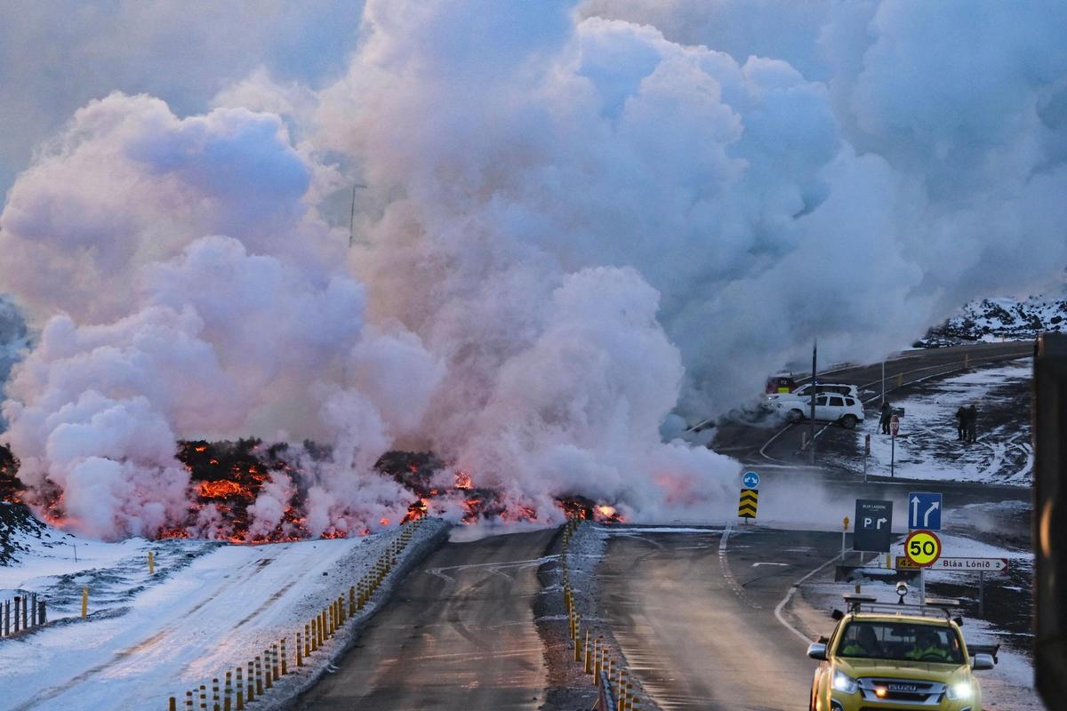 Se ve lava fundida desbordando la carretera que conduce al famoso destino turístico Laguna Azul cerca de Grindavik, en el oeste de Islandia, el 8 de febrero de 2023.