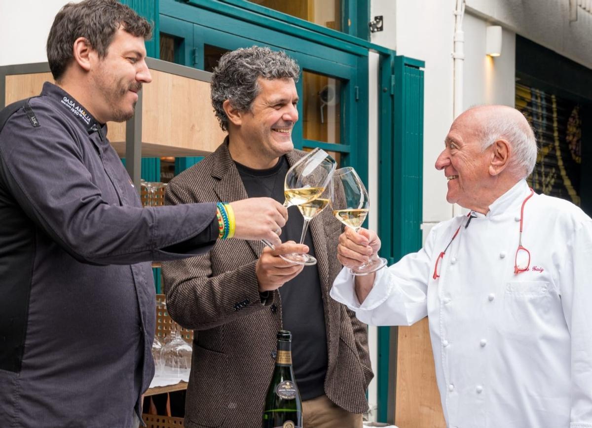 El chef de Casa Amàlia 1950, Danko Perkovic; Lluís Prats, de Gramona, y Carles Gaig, en la terraza del restaurante.