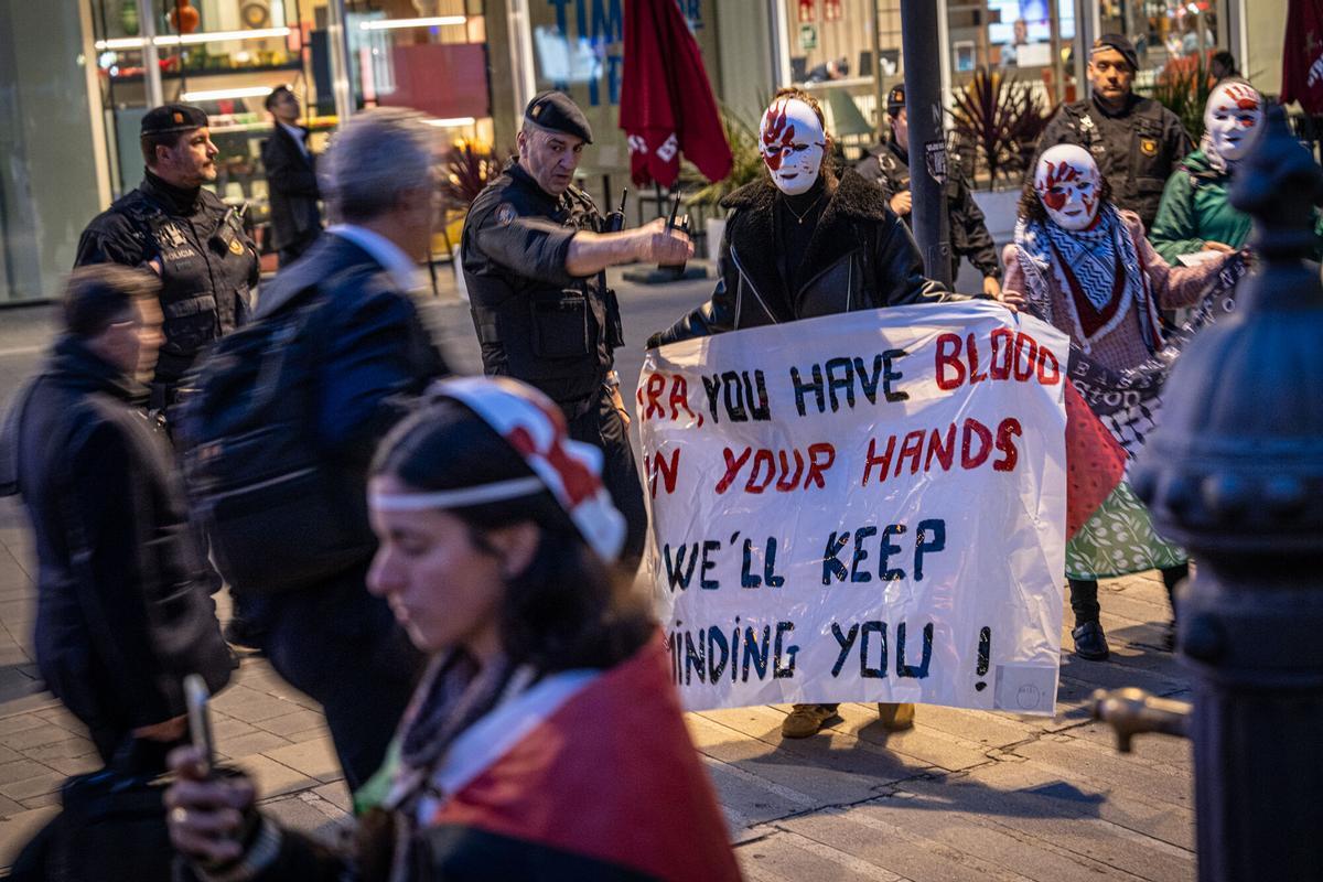 Barcelona 02/03/2026 Economía.  Mobile World Congress 2026, Primer día, ambiente extyerior del Mobile, presencia policial de Mossos y guardia urbana. Manifestación pro palestina y anti Israel durante la salida del Mobile del primer día. AUTOR: MANU MITRU