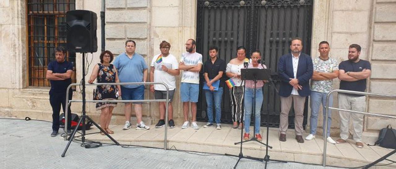 Concejales y representantes en la lectura del manifiesto.  | LEVANTE-EMV