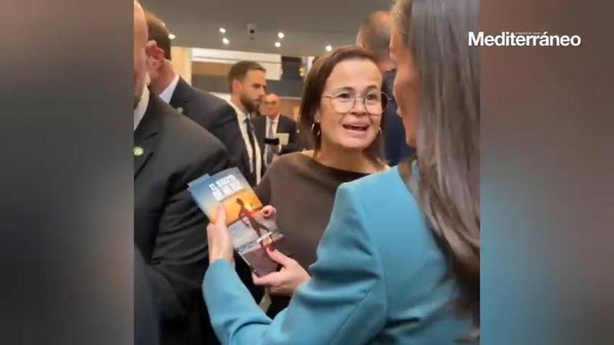 Vídeo: Inma Castell entrega su libro a la reina Letizia