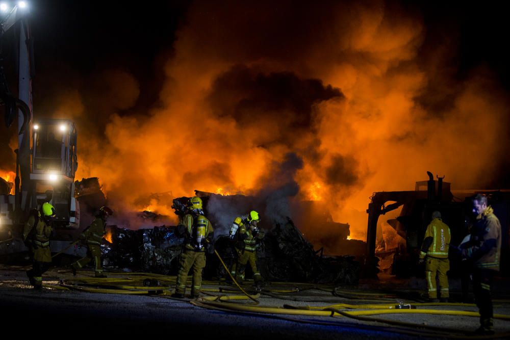 Incendio en un desguace de Torrellano