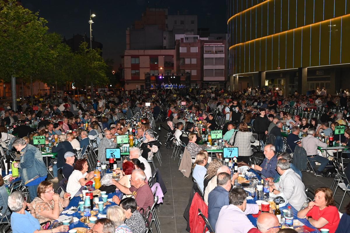 Fotogalería I La plaza del Estadio de la Cerámica, a rebosar en la macrocena de veinos de Sant Pasqual Fotogalería I La plaza del Estadio de la Cerámica, a rebosar en la macrocena de veinos de Sant Pasqual