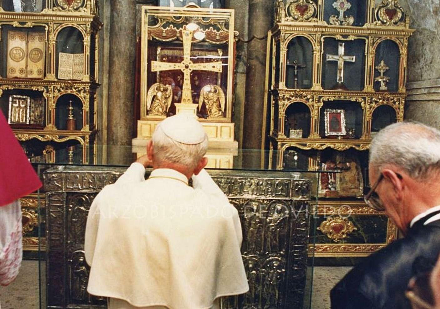 Xuan Pablo II, énte l&#039;Arca Santa y la Cruz de los Ánxeles, na so visita a Uviéu en 1989. | Arzobispáu d&#039;Uviéu