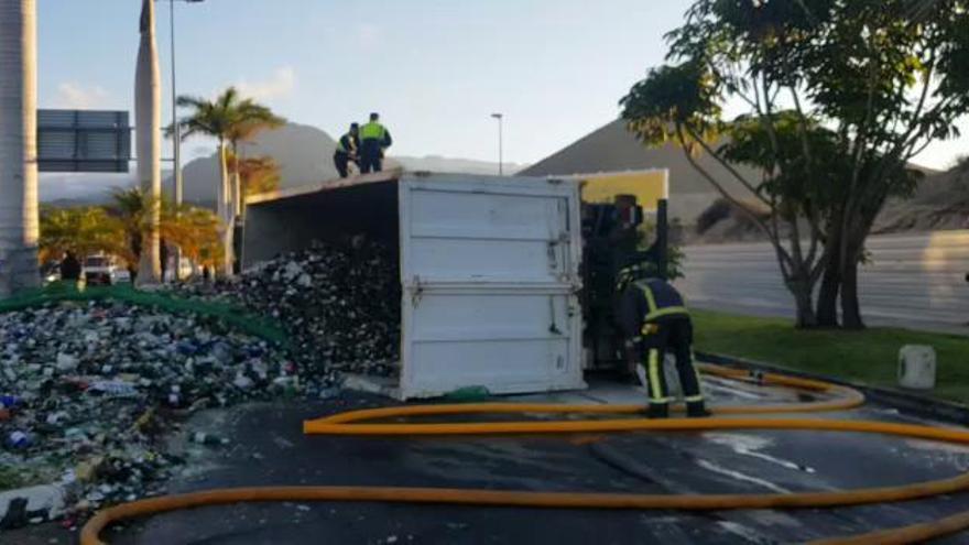 El vuelco de un camión bloquea la salida de Los Cristianos hacia la autopista del sur