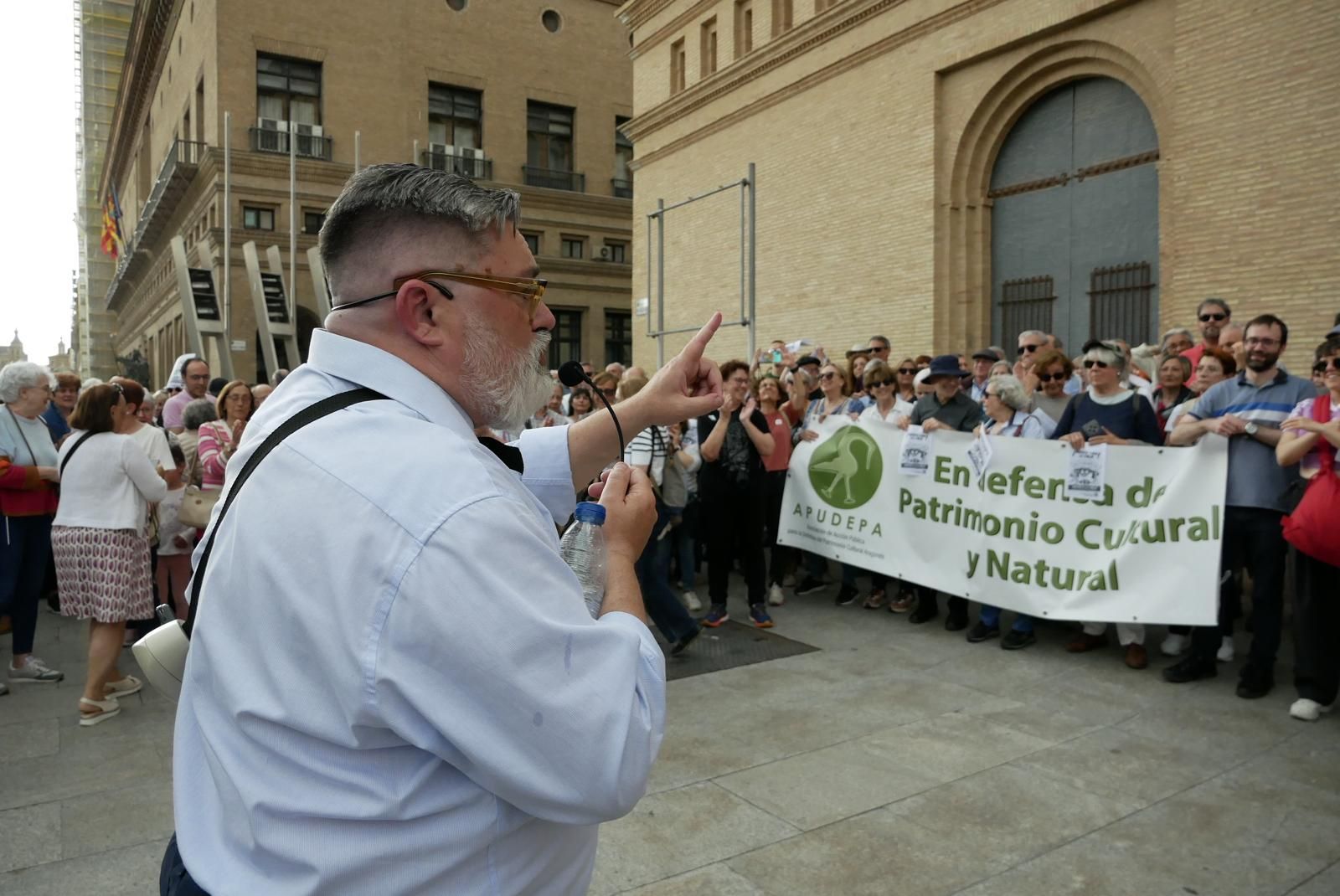En imágenes | El abrazo a la Lonja de Zaragoza
