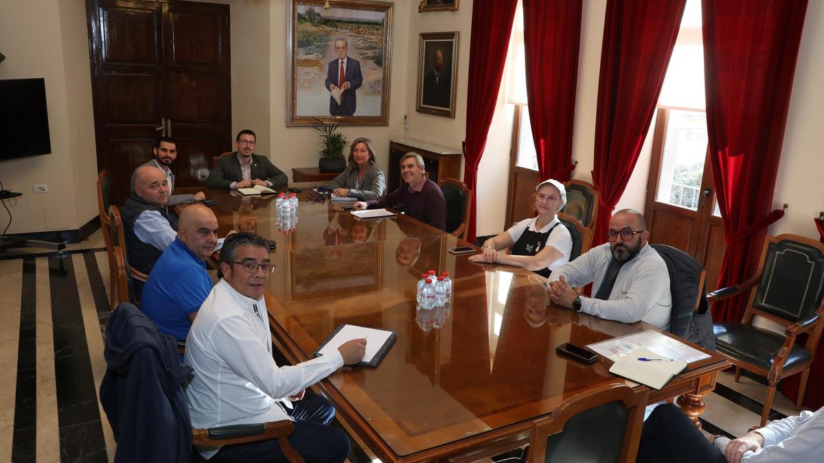 Los ediles Alberto Vidal y Cristian Ramírez se reunieron este miércoles con comerciantes del Mercat Central.