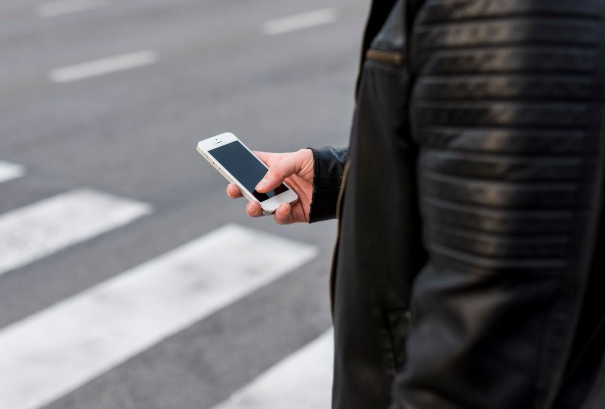 Persona fent servir un mòbil.