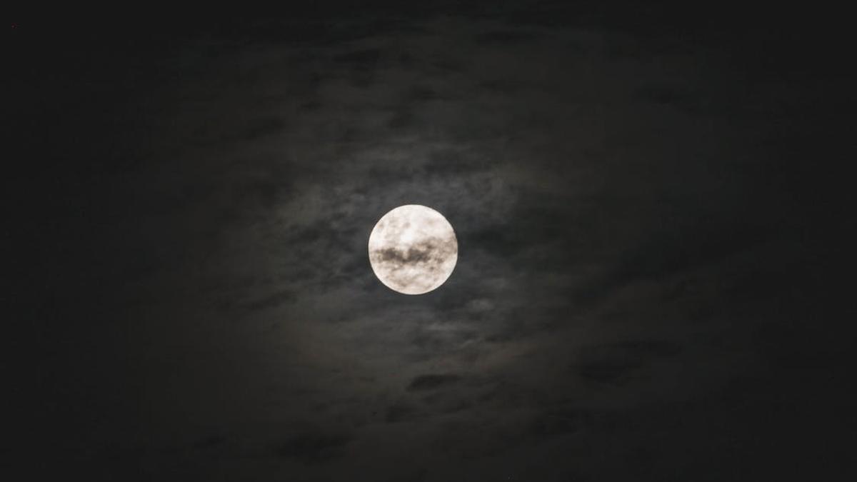 Una fotografía de la luna llena.