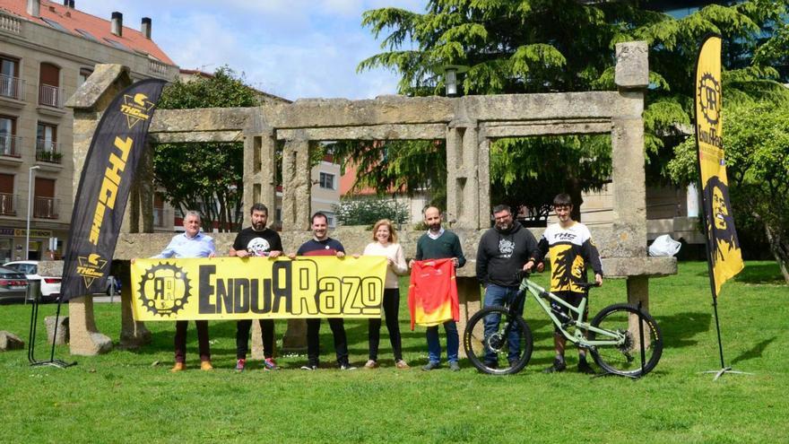 Presentación del Endurrazo, ayer en los jardines del Concello de Moaña.