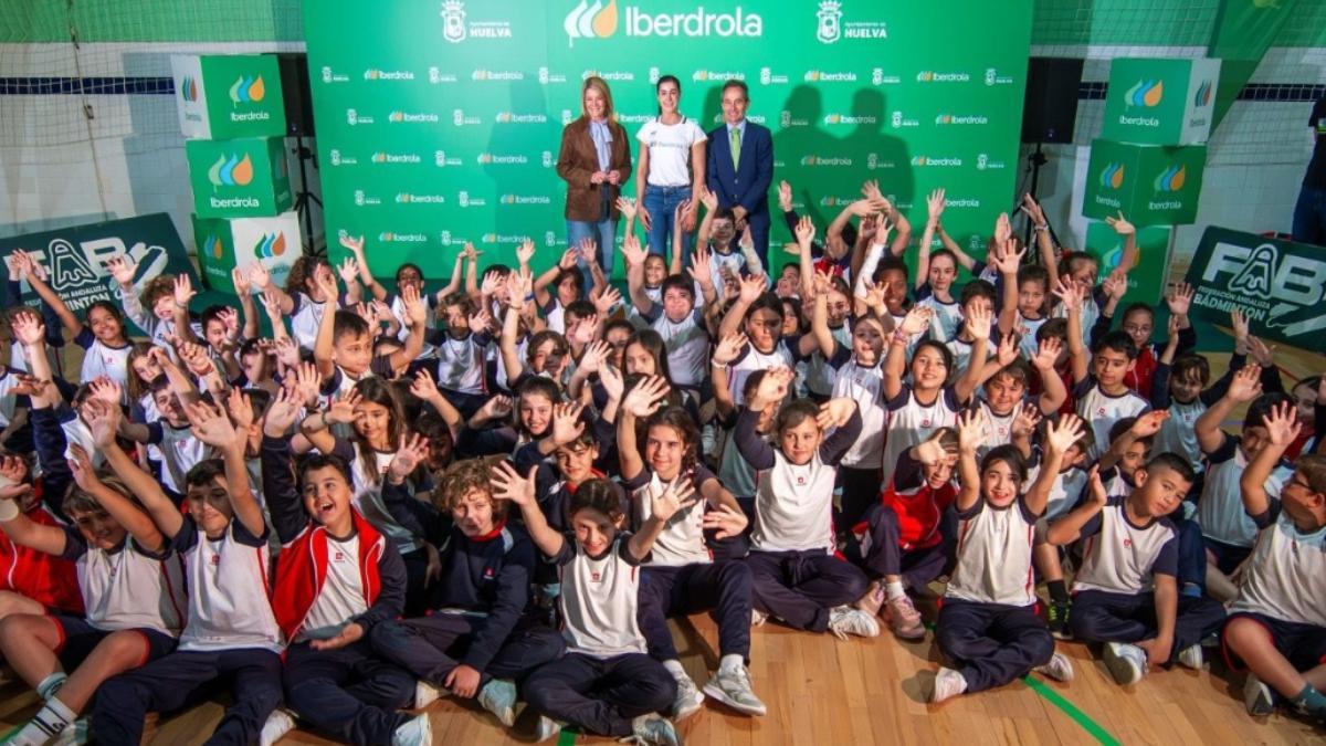 Carolina Marín lo pasó en grande con la chavalería onubense