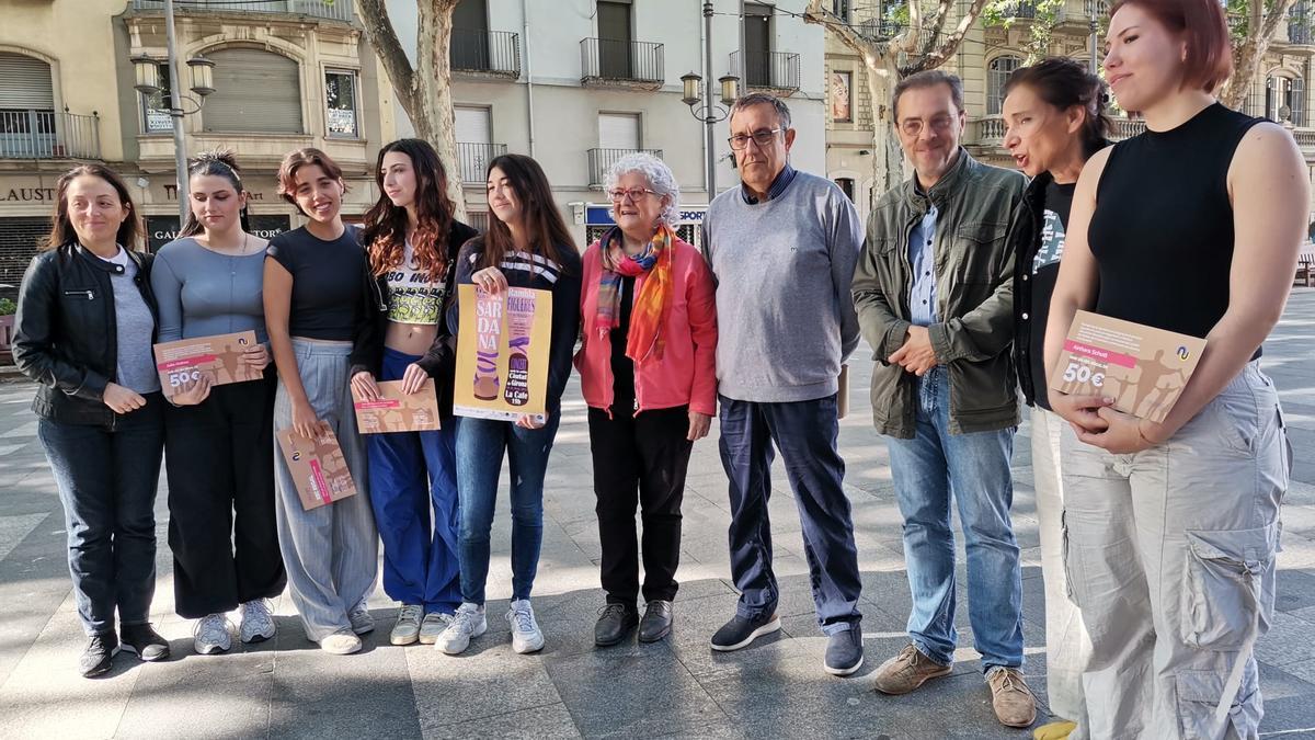 La guanyadora del concurs del cartell amb les finalistes, responsables del Foment de la Sardana, el regidor de Cultura i la professora Ester Baulida