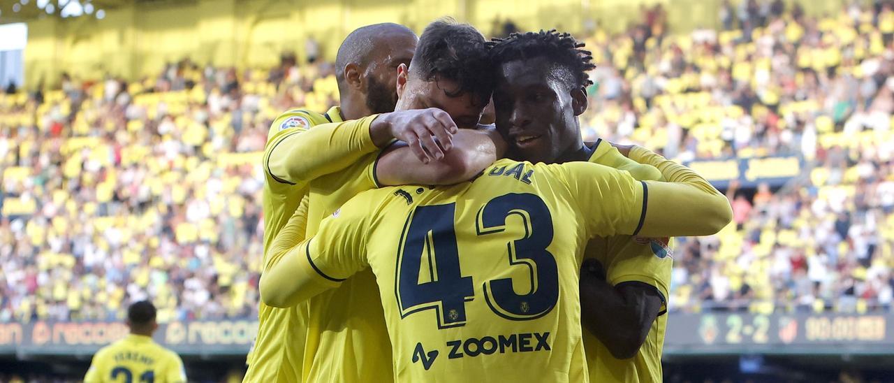 Jackson, Cuenca y Capoue abrazan a Jorge Pascual (de espaldas), tras el 2-2 del Villarreal ante el Atlético de Madrid.