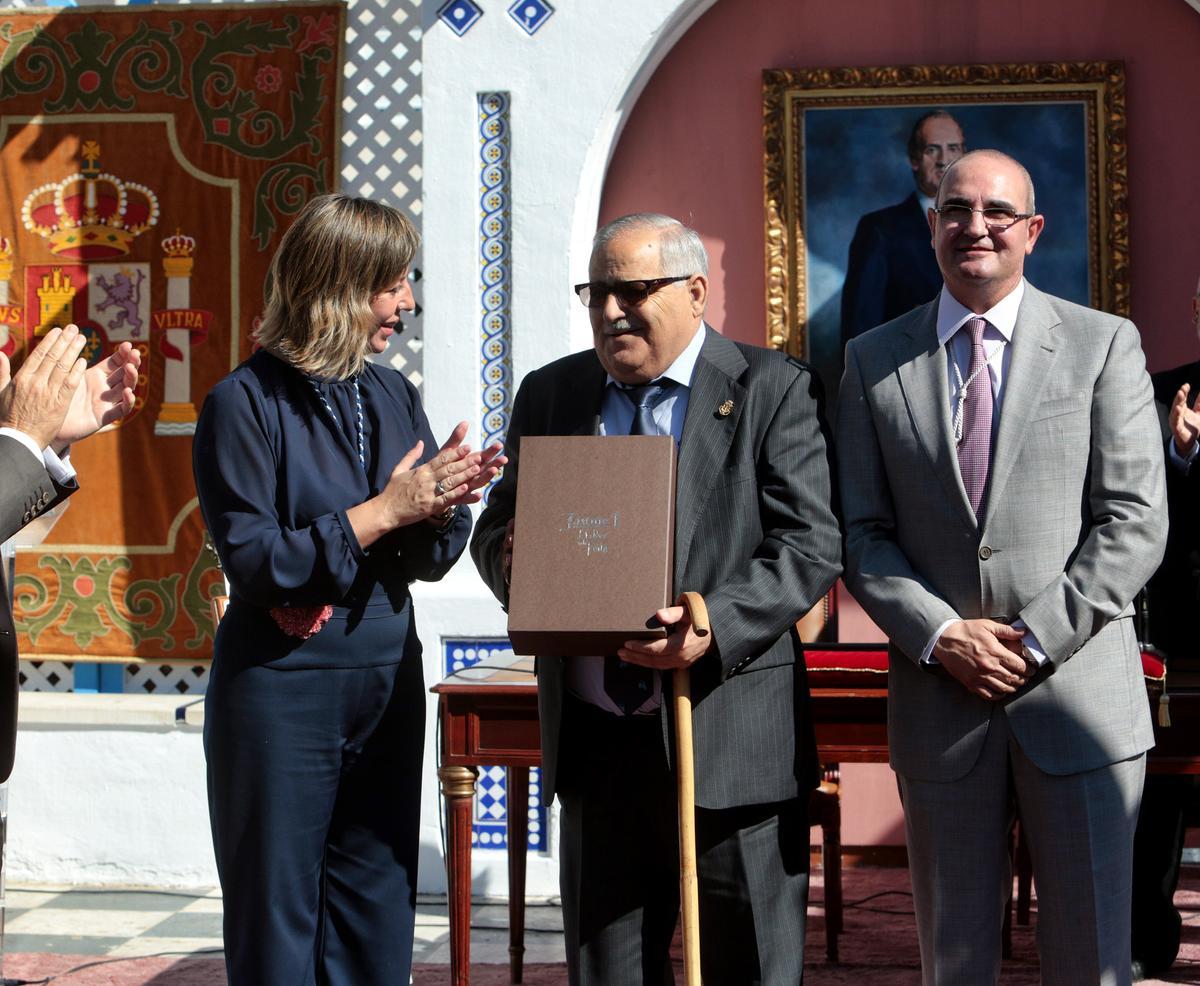 Jaume Antón, en el centro, el día que recogió la Distinción Cultural Ciudad de Benidorm, que le concedió el Ayuntamiento en 2013.
