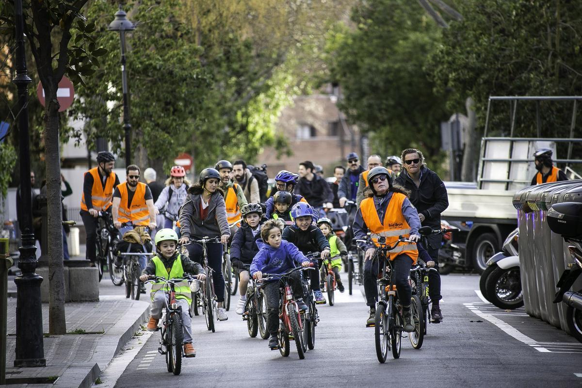 La línea de bicibús de Tres Torres, celebrando su segundo aniversario de ruta ciclista escolar.