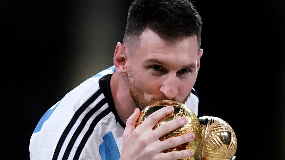 Messi besa el trofeo de campeón del mundo.