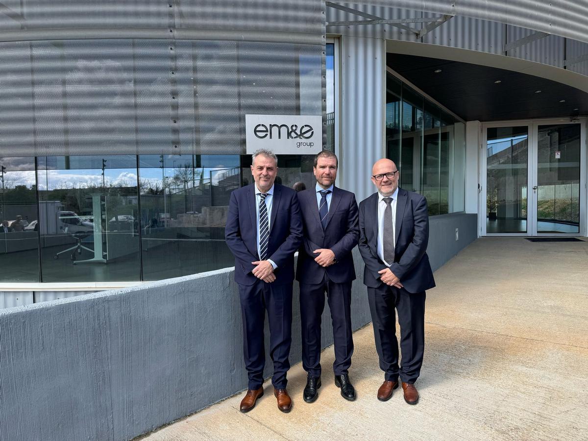 Javier Escribano junto a los directivos de DMG MORI Ibérica, en las instalaciones de Córdoba.
