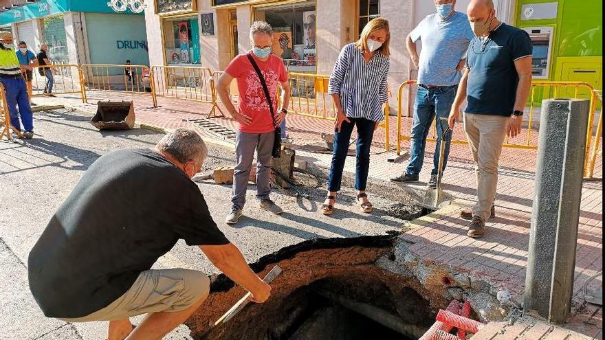 El concejal de Urbanismo dela Vall d&#039;Uixó y los técnicos en una visita a la zona para comprobar los daños del socavón.