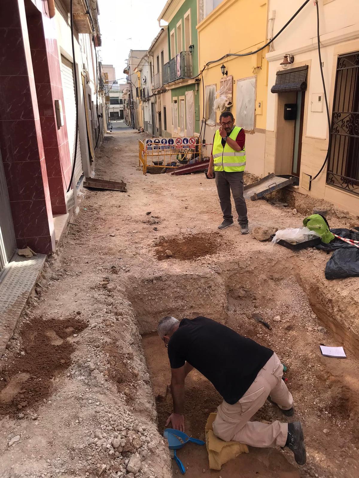 Las excavaciones en la calle Virgen de las Nieves de Aspe.