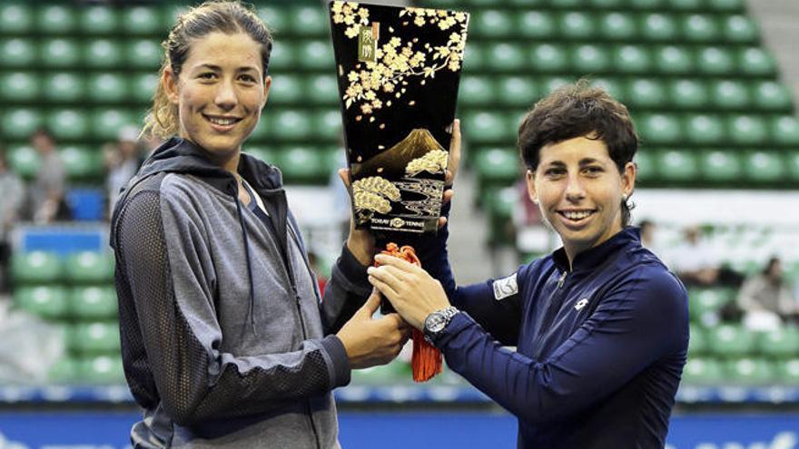 Carla Suárez (d) y Garbiñe Muguruza, con el trofeo conquistado en Tokio.