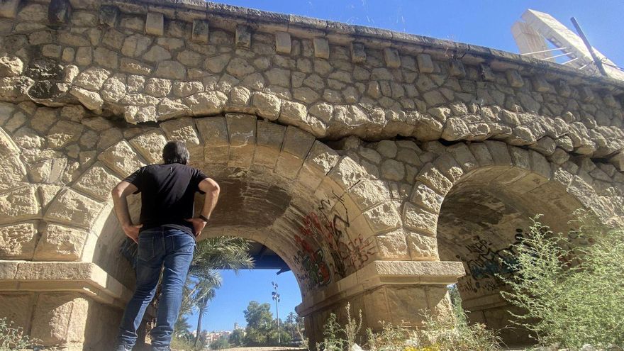 El escudo antiguo de la ciudad, casi borrado. | MATÍAS SEGARRA