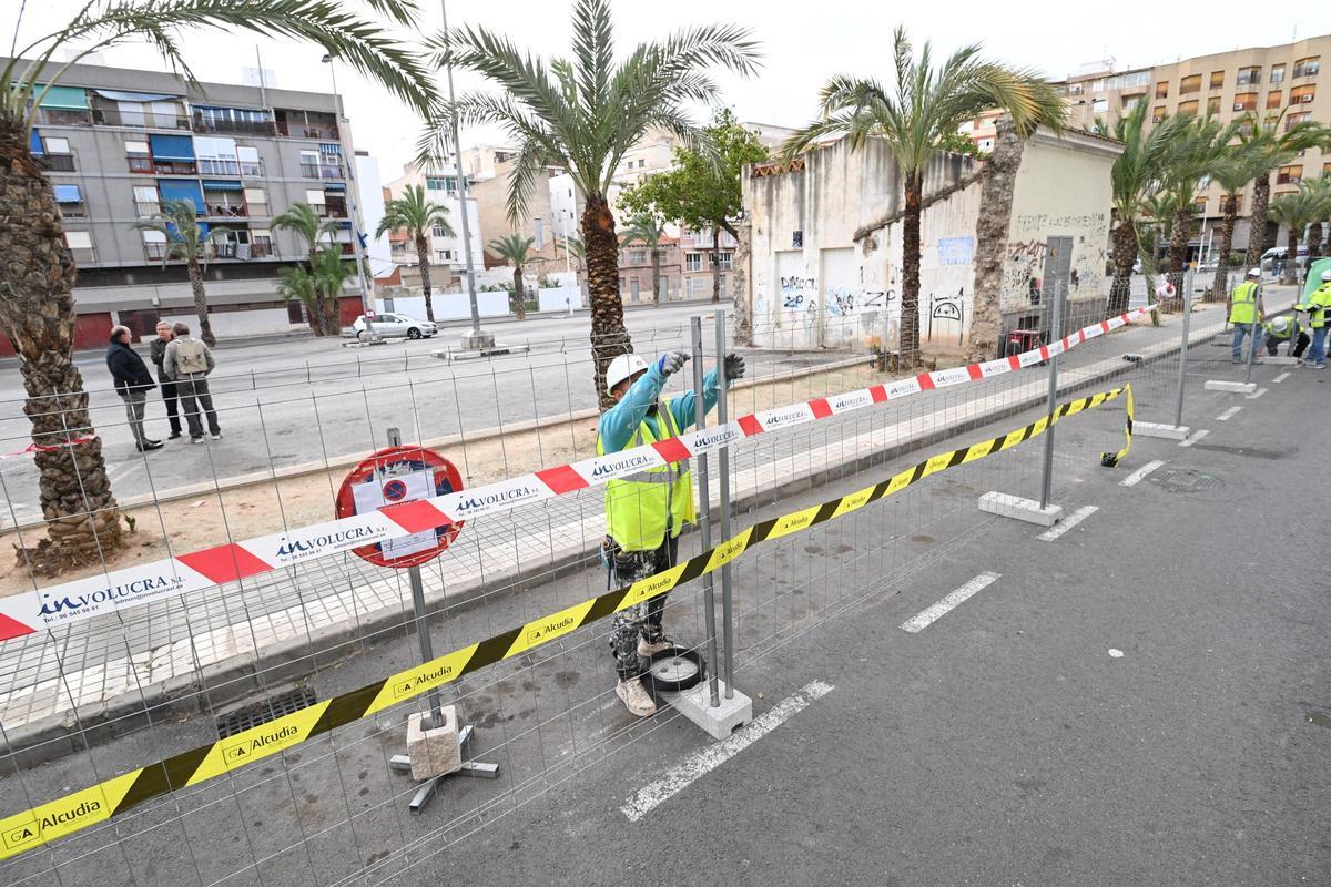 Vallado del aparcamiento de Jayton en Elche durante este lunes