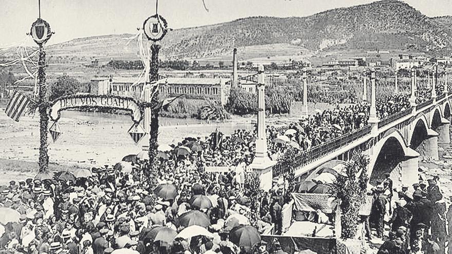 Tot el poble es va congregar al pont en la inauguració