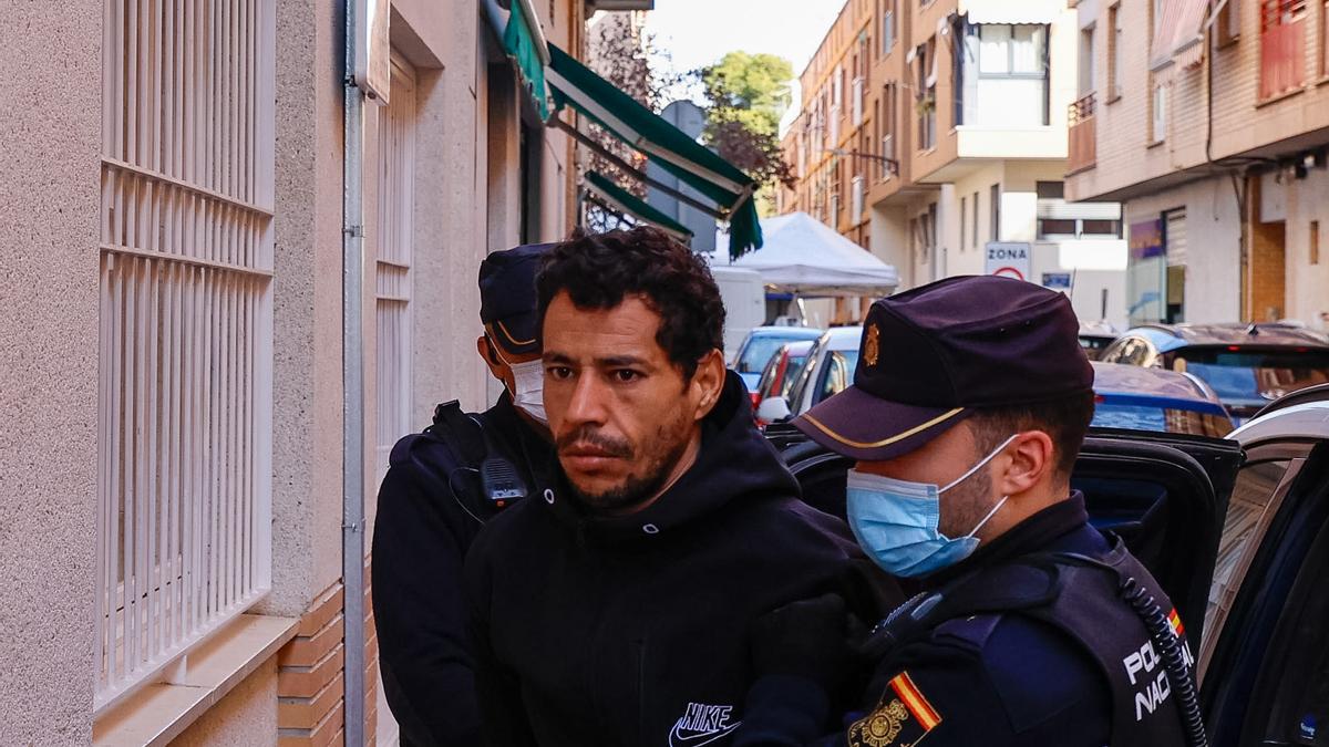 Dos agentes de la Policía Nacional llevan al sospechoso del crimen, Nabil, al Juzgado de Guardia de Lorca este sábado.